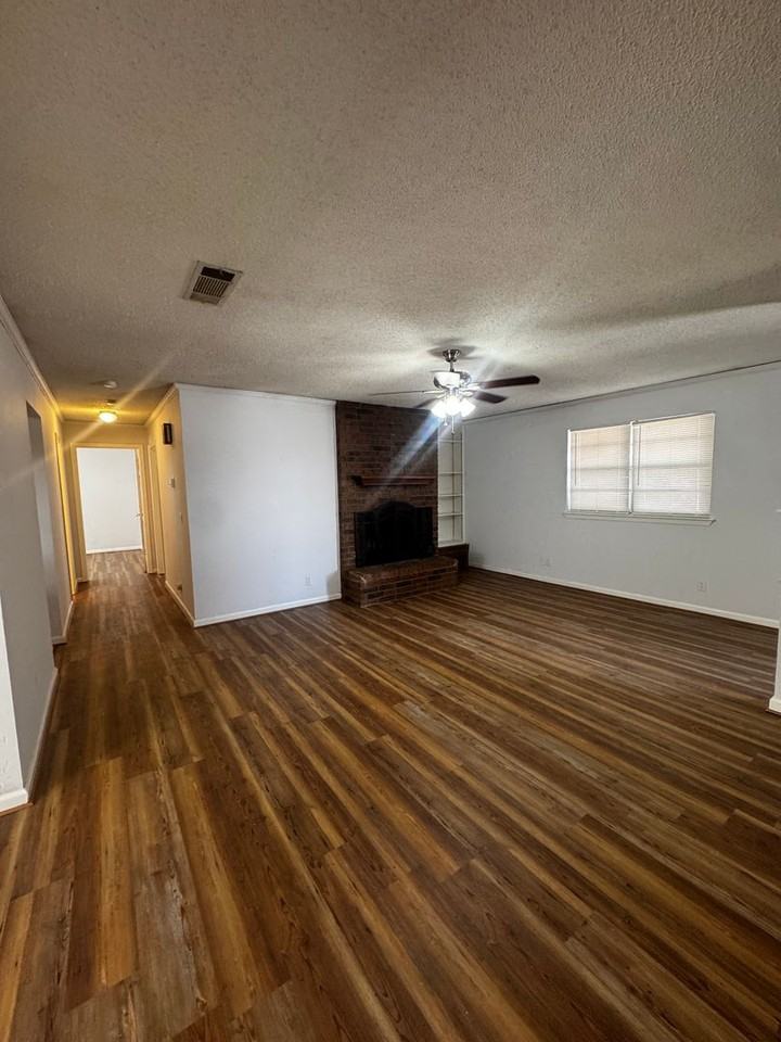 2809 Lawton Dr - Photo 4 of 15