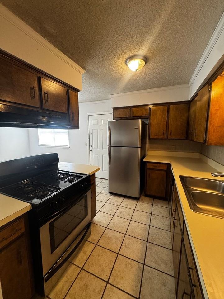 2809 Lawton Dr - Photo 5 of 15