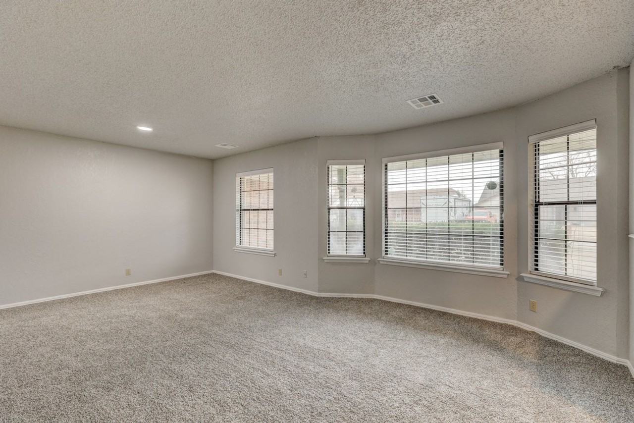1208 Ne 22nd St - Photo 4 of 23