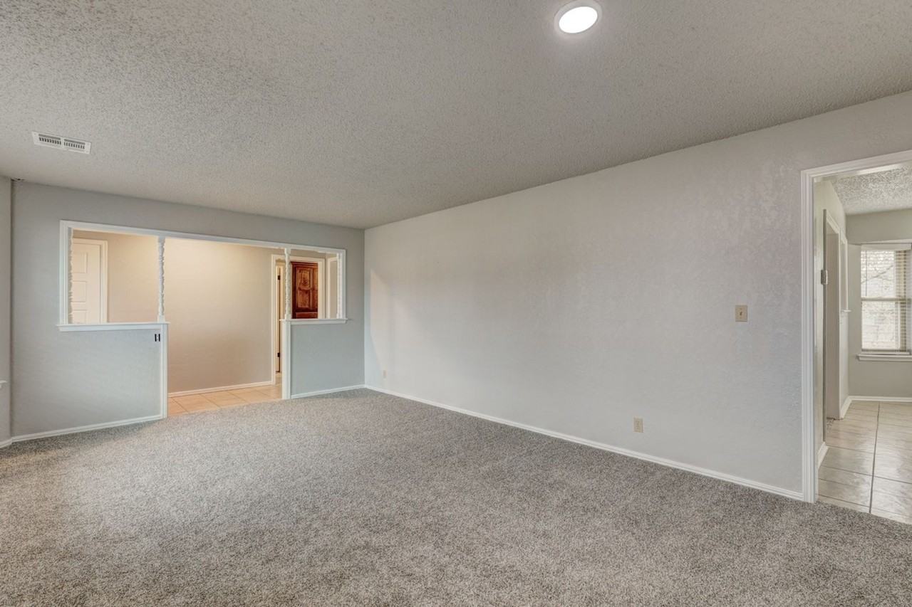 1208 Ne 22nd St - Photo 5 of 23