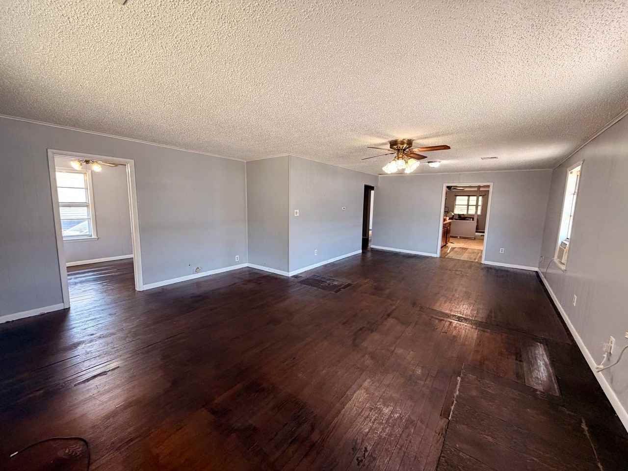 816 N Broadway Ave - Photo 2 of 7
