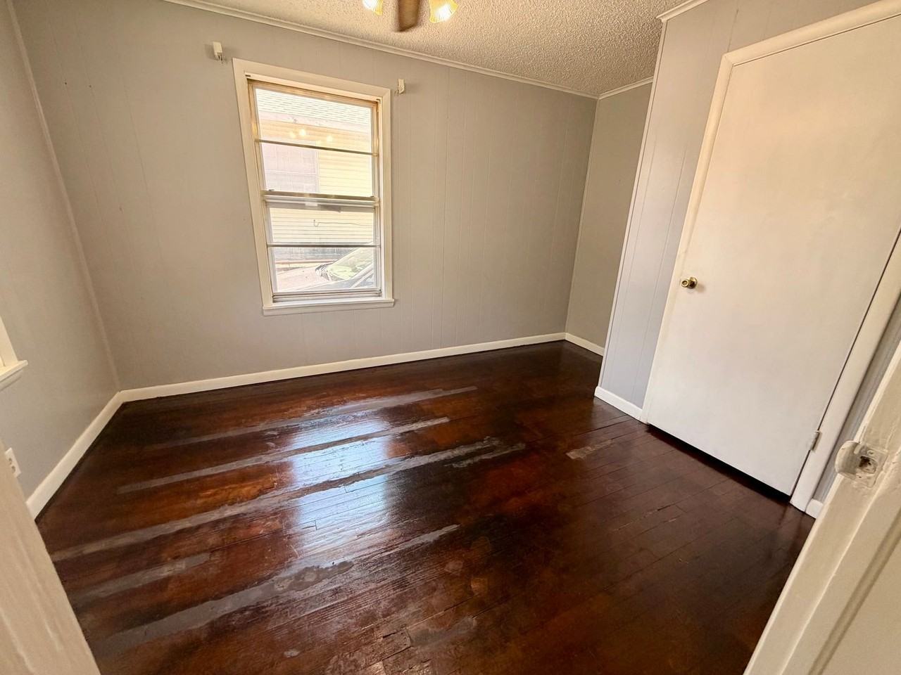 816 N Broadway Ave - Photo 4 of 7