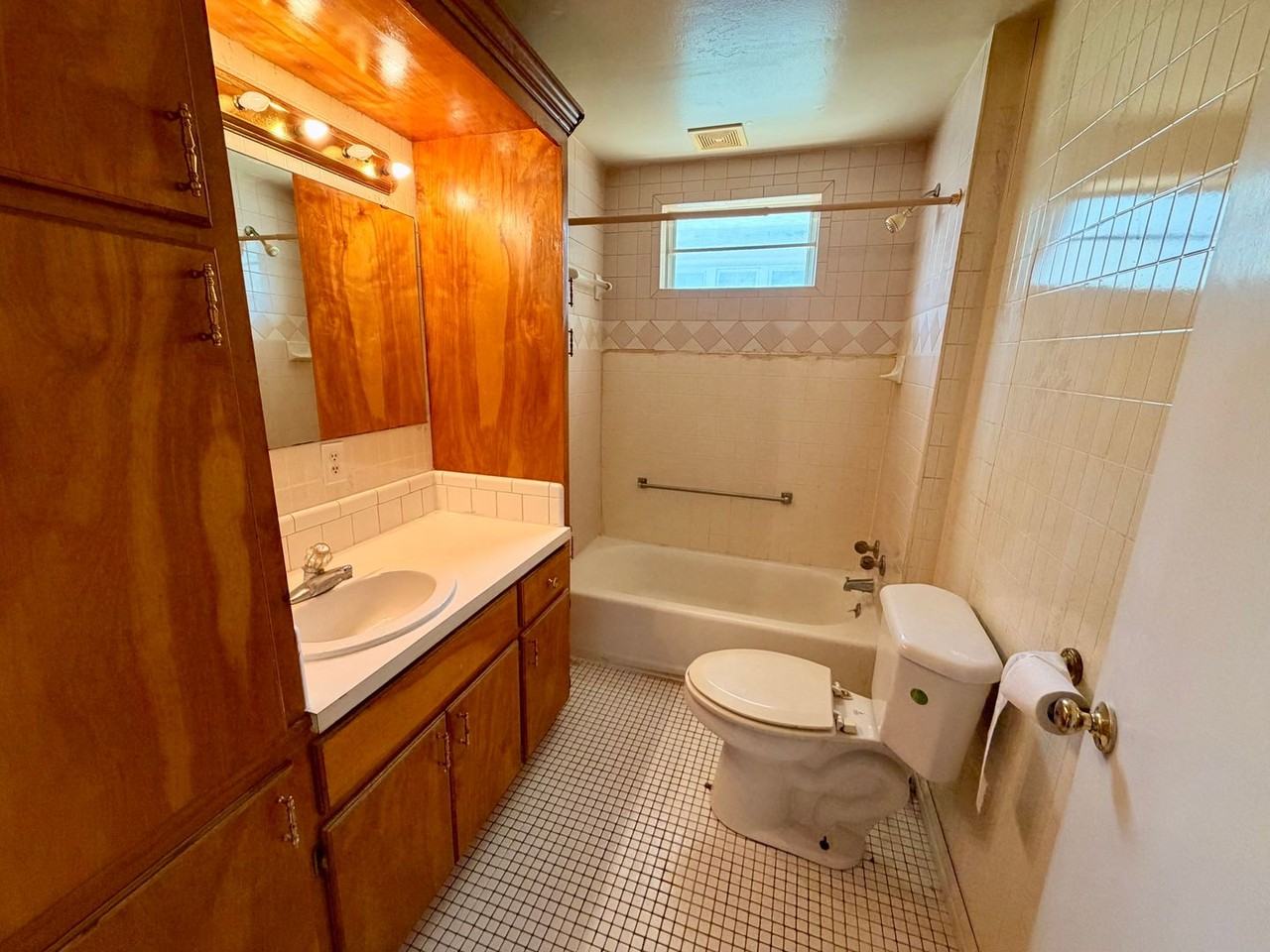 816 N Broadway Ave - Photo 5 of 7
