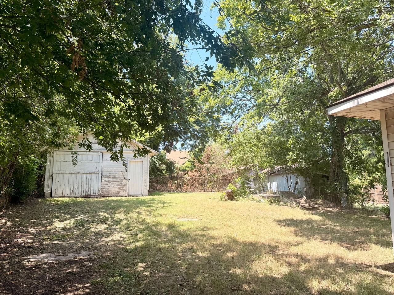 816 N Broadway Ave - Photo 7 of 7