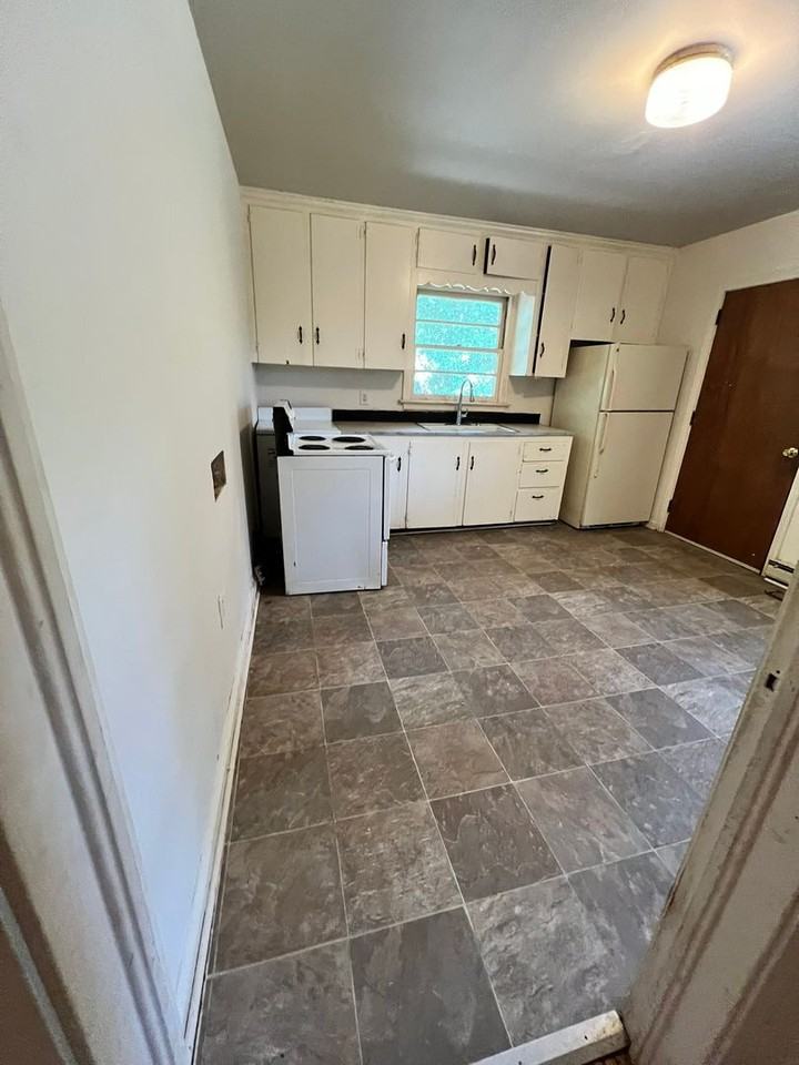 204 Pine Ln - Photo 2 of 9
