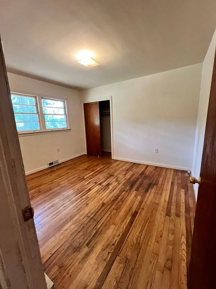 204 Pine Ln - Photo 6 of 9