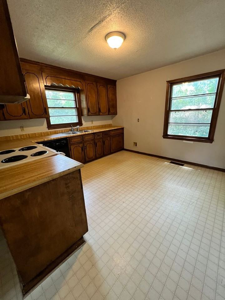 503 W Fredericks St - Photo 3 of 13