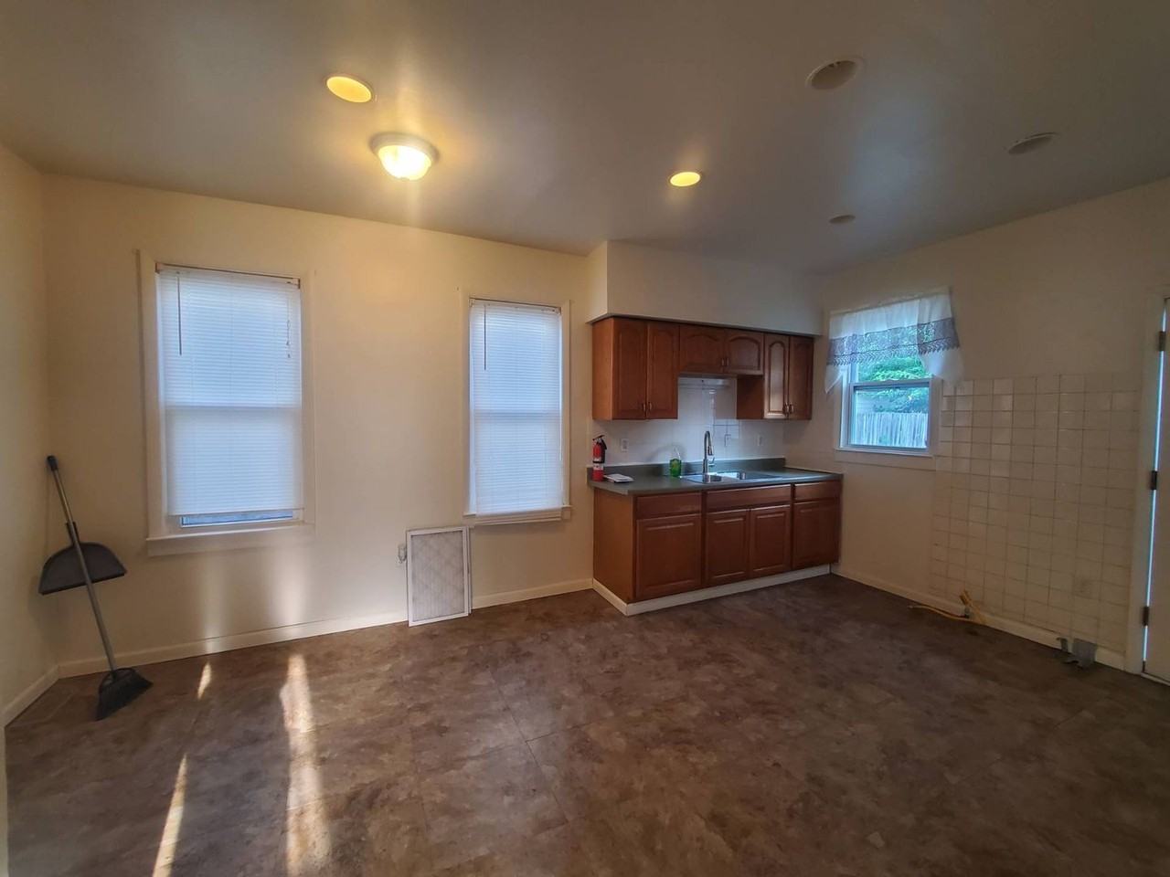 2010 Forestdale Ave - Photo 7 of 35