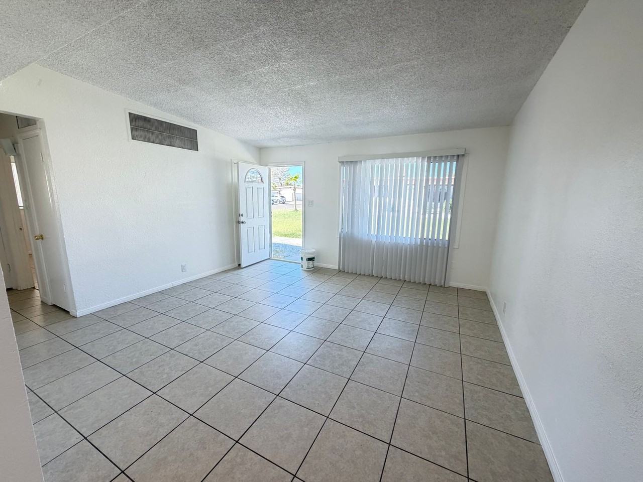 305 Oasis Dr - Photo 4 of 15