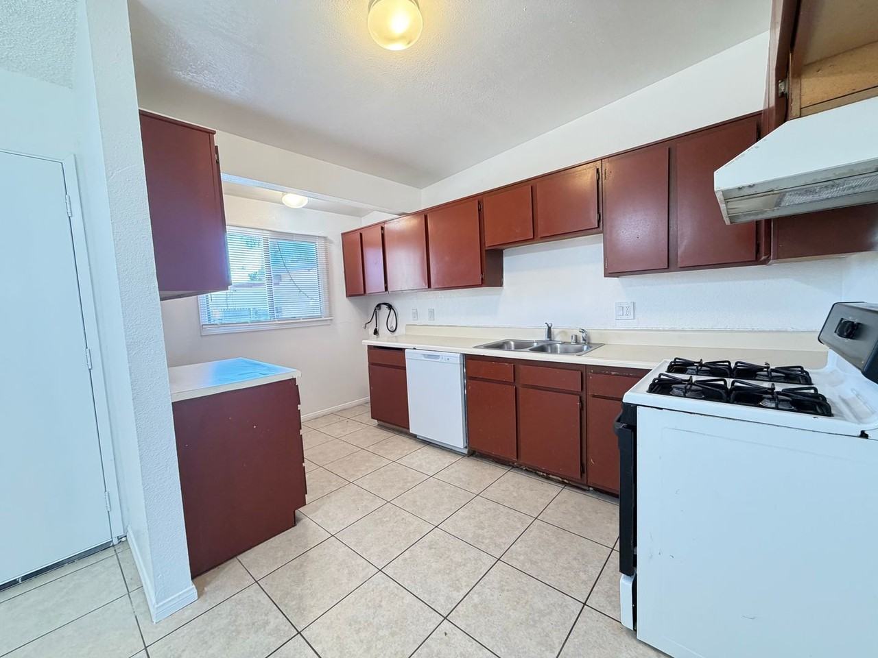 305 Oasis Dr - Photo 6 of 15