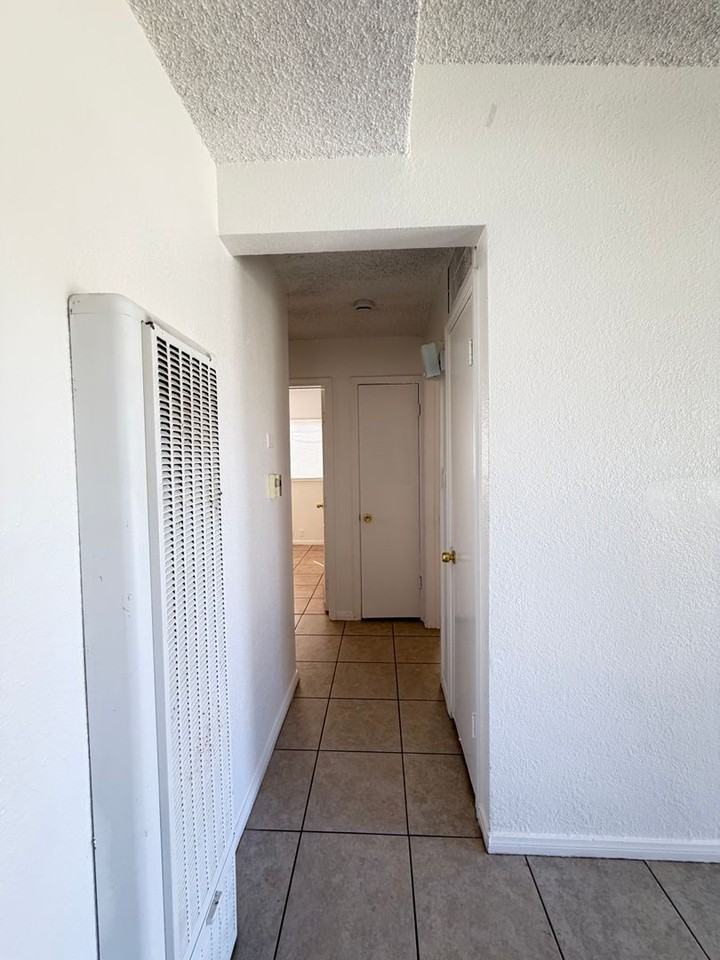 305 Oasis Dr - Photo 7 of 15