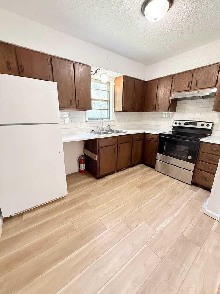 730 W 12th St - Photo 3 of 13