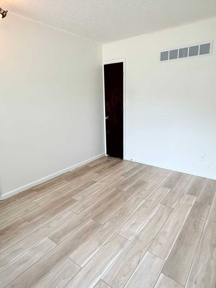 730 W 12th St - Photo 4 of 13