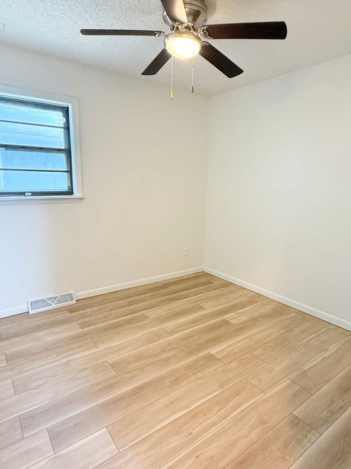 730 W 12th St - Photo 5 of 13