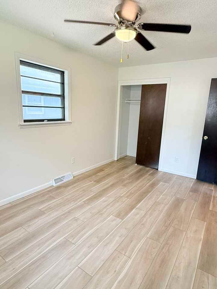 730 W 12th St - Photo 7 of 13