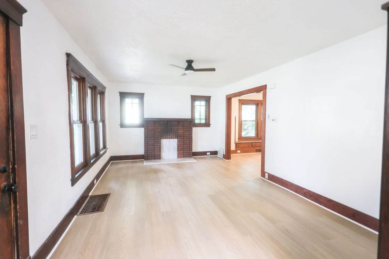1119 W 11th St - Photo 2 of 27