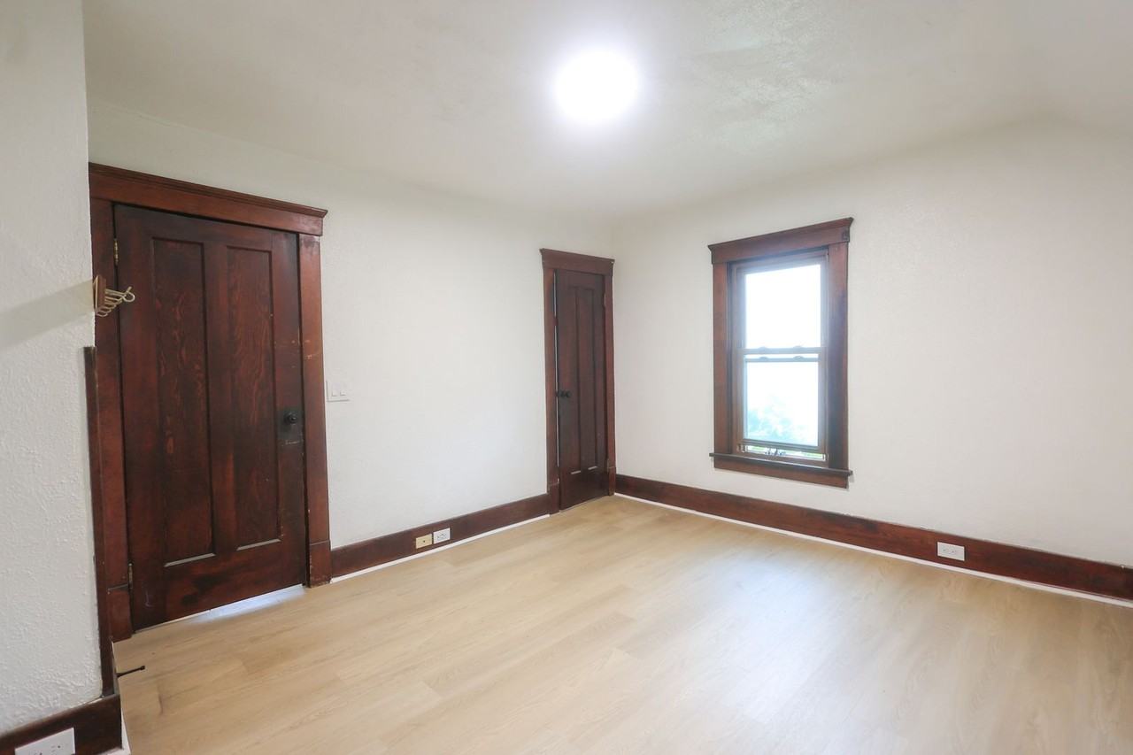 1119 W 11th St - Photo 4 of 27