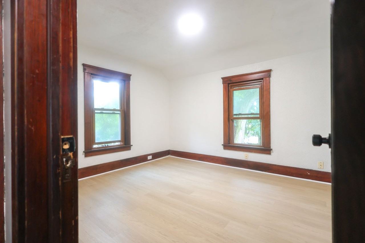 1119 W 11th St - Photo 5 of 27