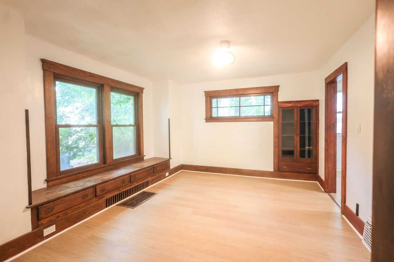 1119 W 11th St - Photo 6 of 27
