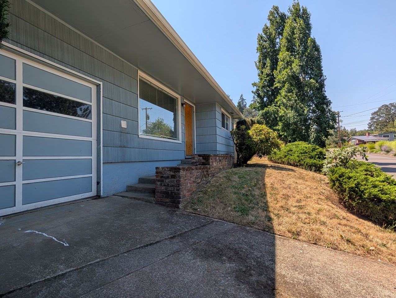 690 E 39th Ave - Photo 3 of 20