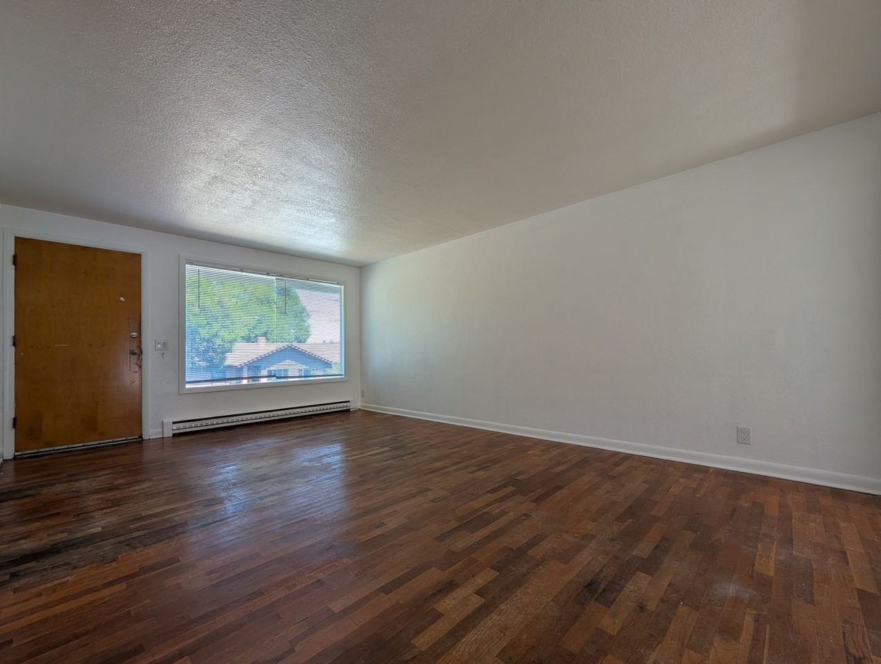 690 E 39th Ave - Photo 4 of 20