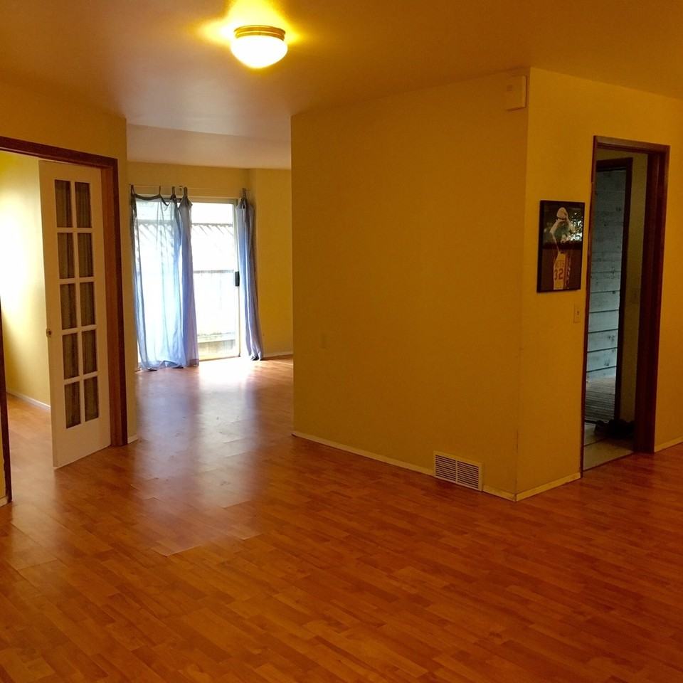 4728 4th Ave Ne - Photo 4 of 25
