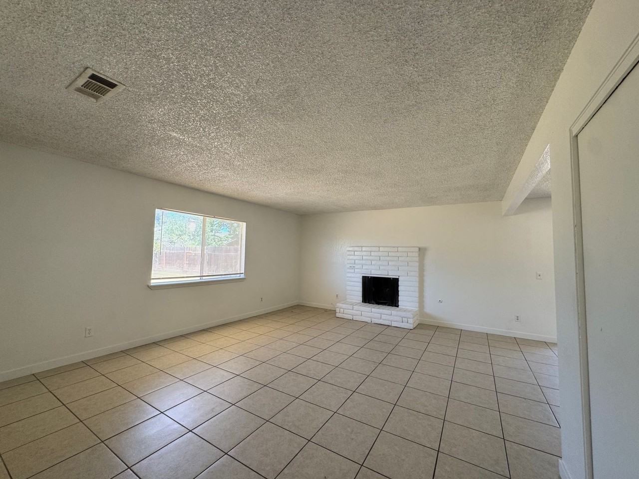 205 Ashlan Way - Photo 2 of 18