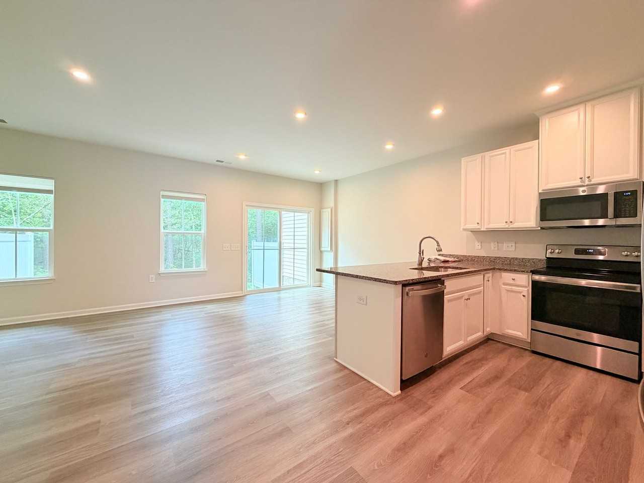 137 Capeside Ct - Photo 3 of 14