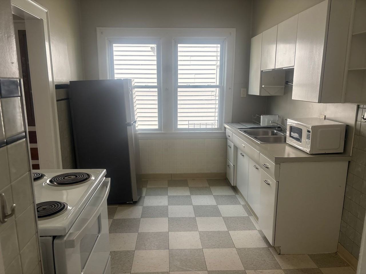 2059 Lewis Dr - Photo 3 of 6
