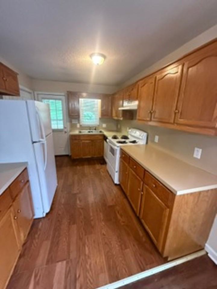 724 Breeze Hill Rd - Photo 2 of 7