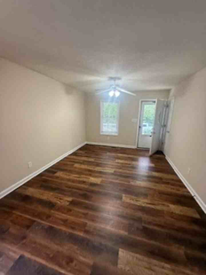 724 Breeze Hill Rd - Photo 3 of 7