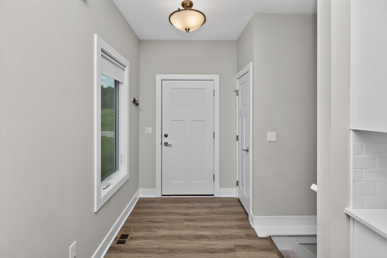 5638 Fernwood Dr - Photo 3 of 32
