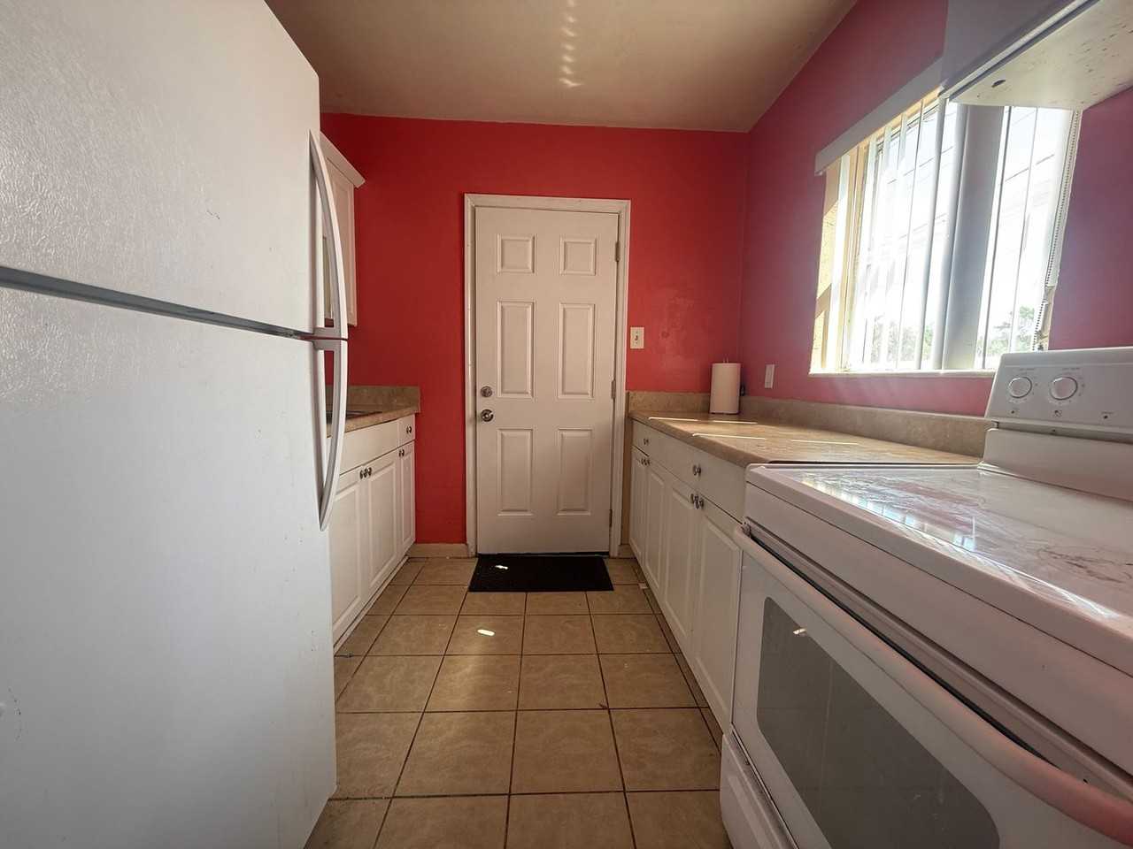 580 Berkshire Rd - Photo 3 of 14