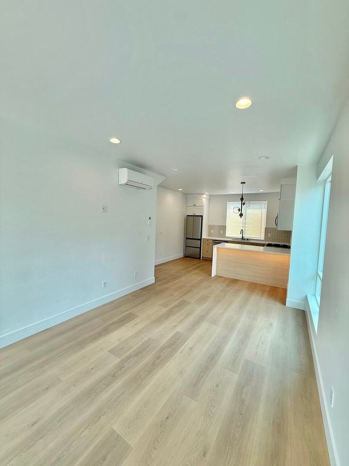915 N 98th St #A - Photo 5 of 37