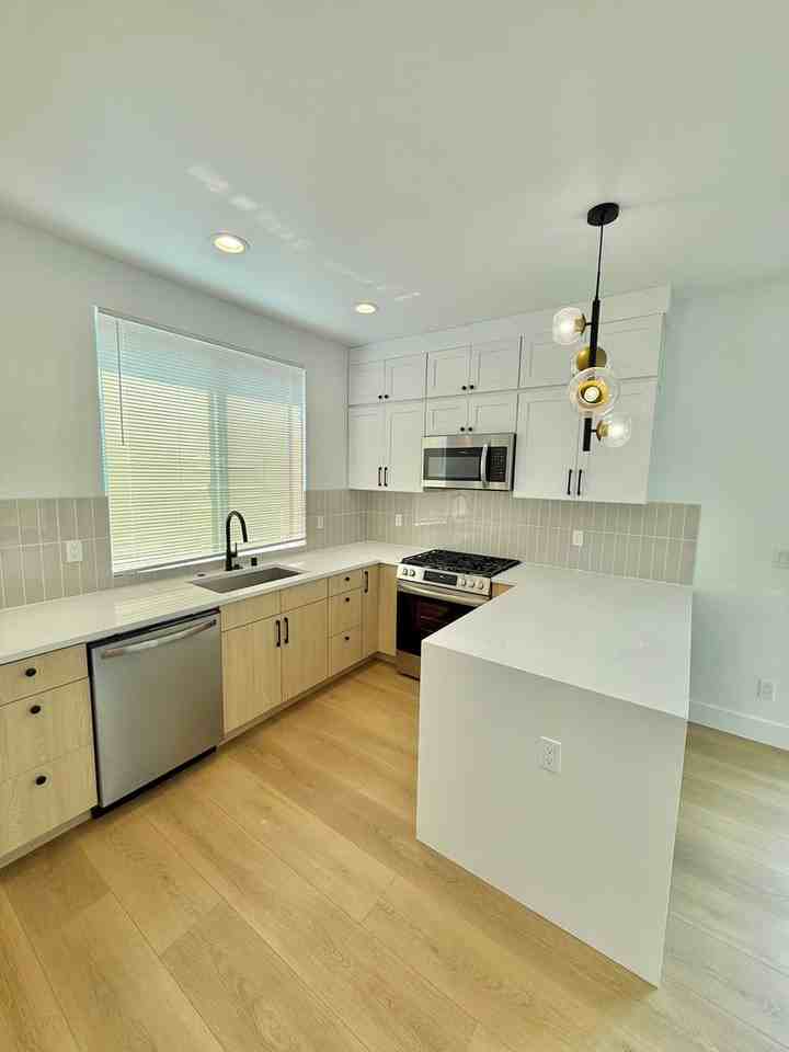 915 N 98th St #A - Photo 6 of 37