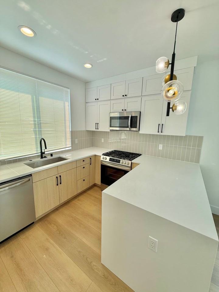 915 N 98th St #A - Photo 7 of 37
