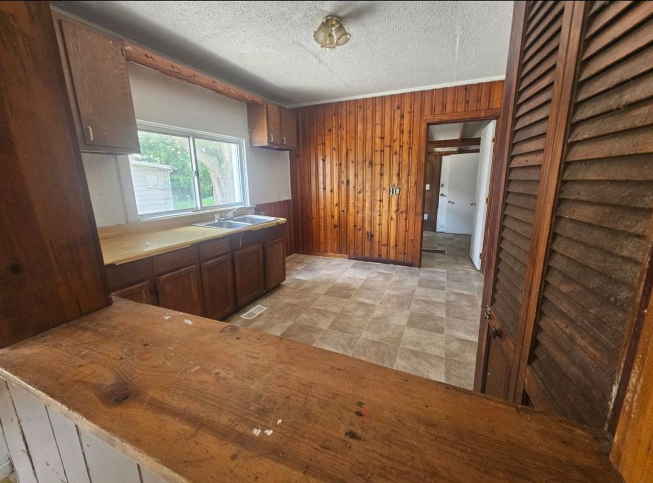 316 Columbus St - Photo 4 of 8