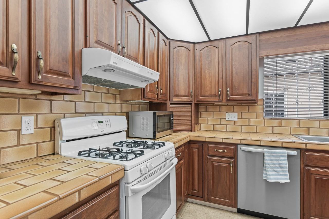 4734 College Ave - Photo 6 of 35
