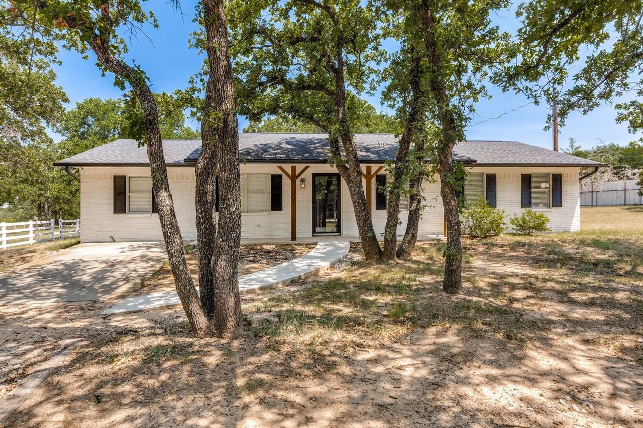 240 County Road 4358 - Photo 4 of 26
