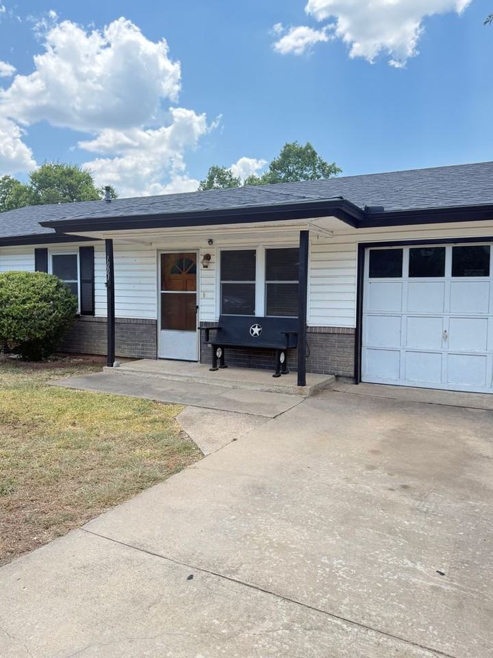 1001 Traci Dr - Photo 2 of 11