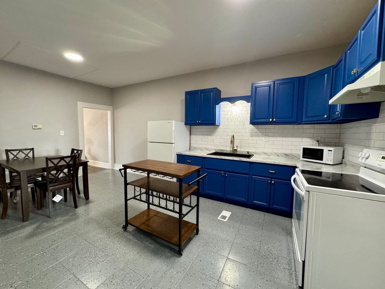 110 N Mecklenburg Ave - Photo 2 of 9