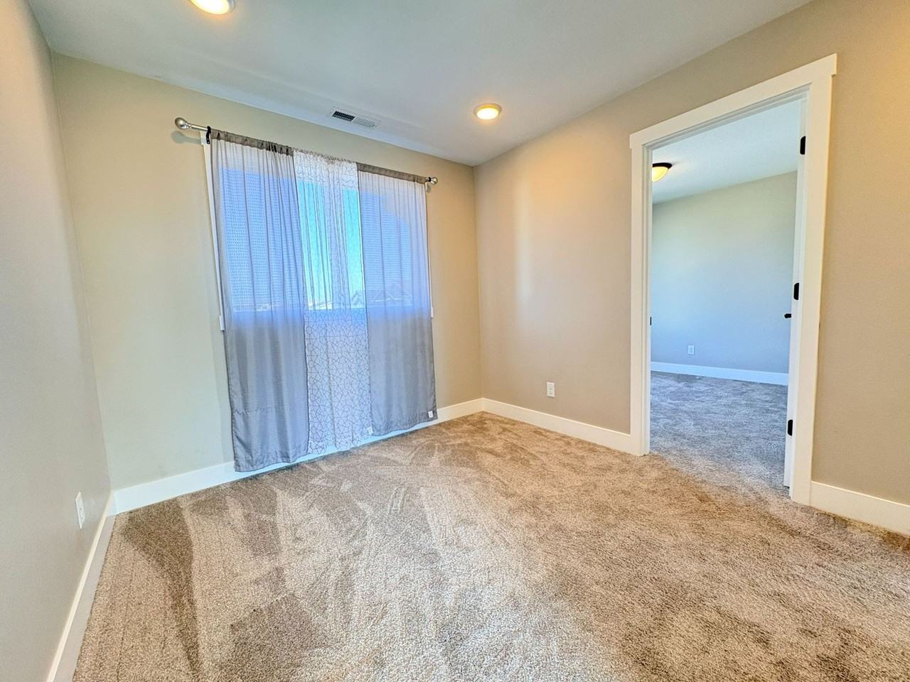 5578 49th Ave Ne - Photo 6 of 20