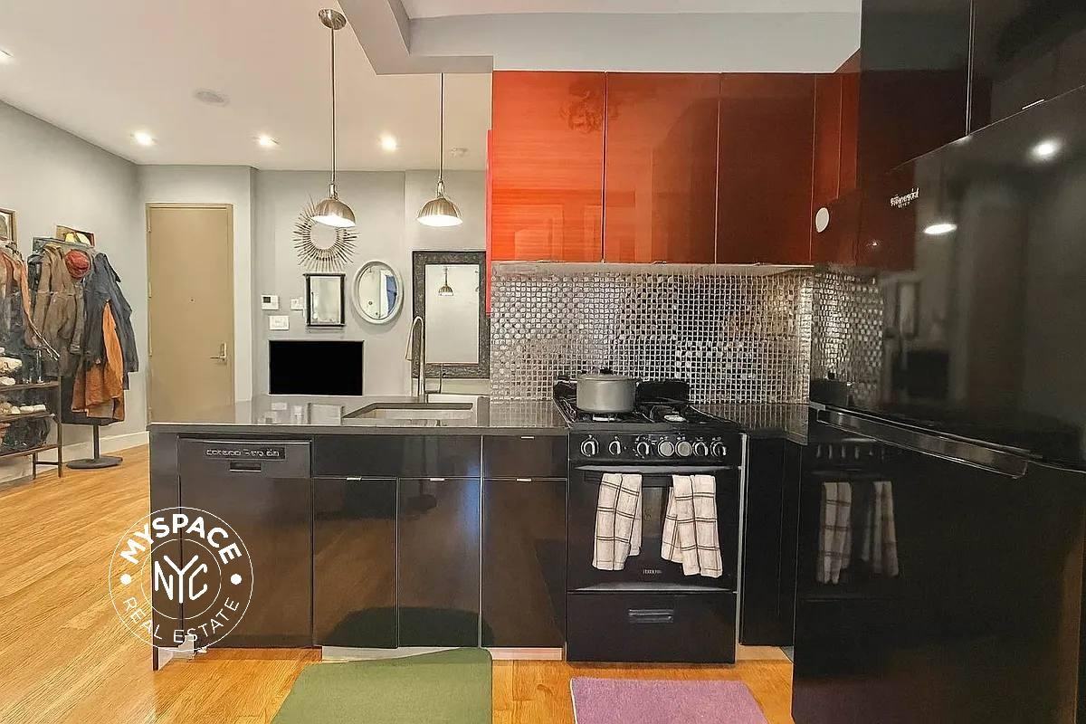 245 Jefferson St #3R - Photo 2 of 8