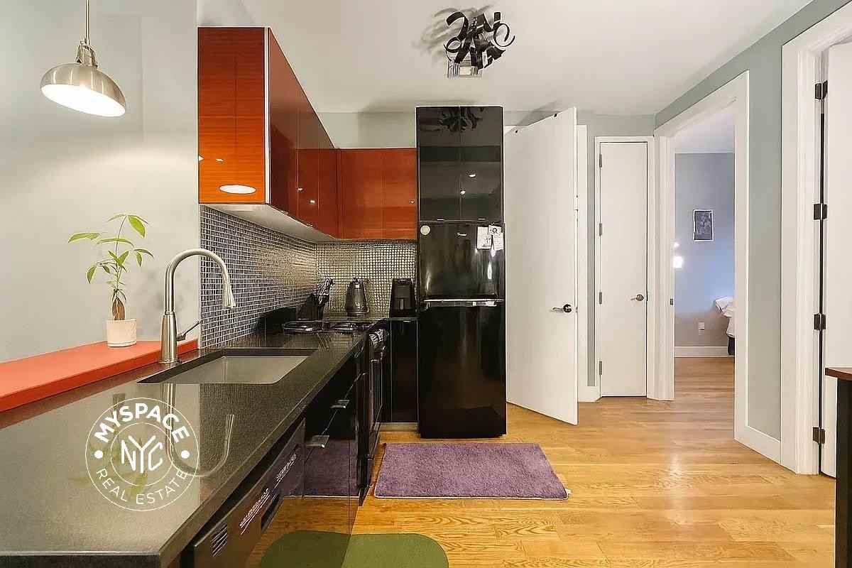 245 Jefferson St #3R - Photo 3 of 8
