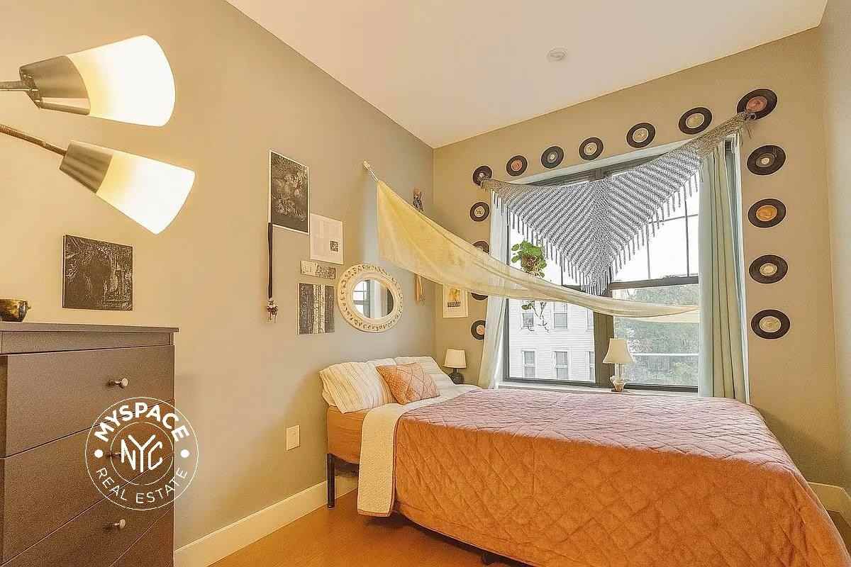 245 Jefferson St #3R - Photo 7 of 8