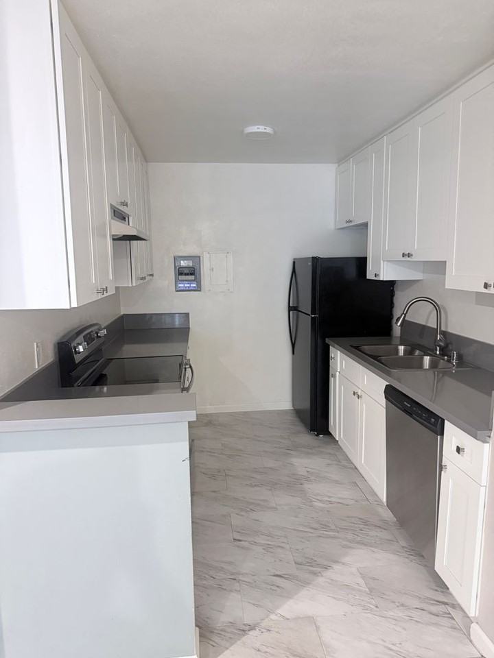 1 Month Free! Renovated Units in Central Van Nuys - Photo 6 of 28