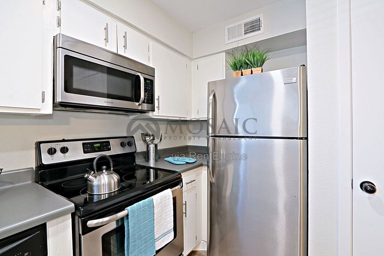 1818 N 40th St #114 - Photo 3 of 9