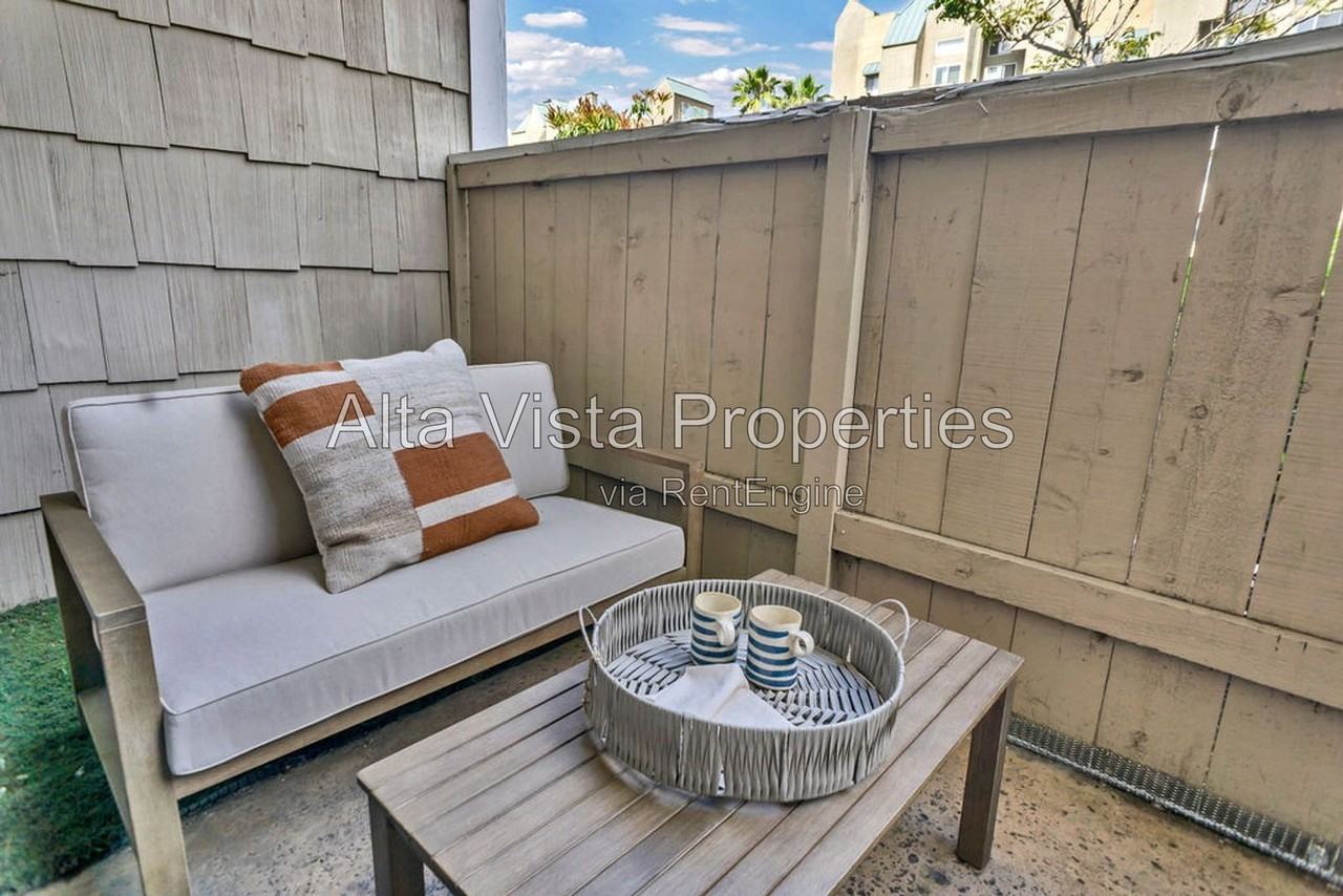 4082 Mahaila Ave #E - Photo 7 of 36