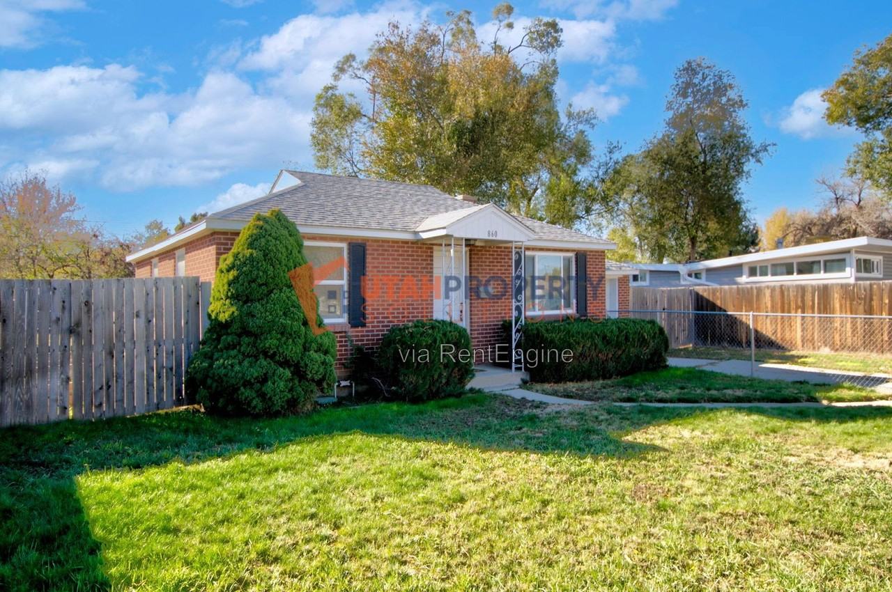860 E Vics Rd - Photo 3 of 23