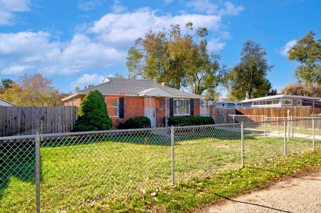 860 E Vics Rd - Photo 4 of 23